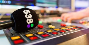 Dennis Ruyer met 538 TOP 50 terug in programmering Radio 538