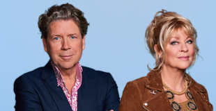 Manuëla Kemp en Henkjan Smits presenteren televisieprogramma NPO Radio 5 Evergreen Top 1000