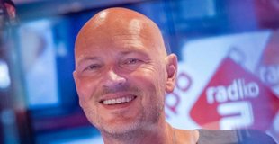 Wouter van der Goes presenteert deze zomer het Top 40 hitdossier op NPO Radio 2