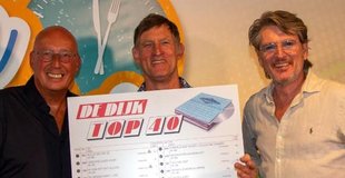 De Dijk ontvangt De Dijk Top 40 Award tijdens MAX-programma Lunch Lekker met Daniel Dekker